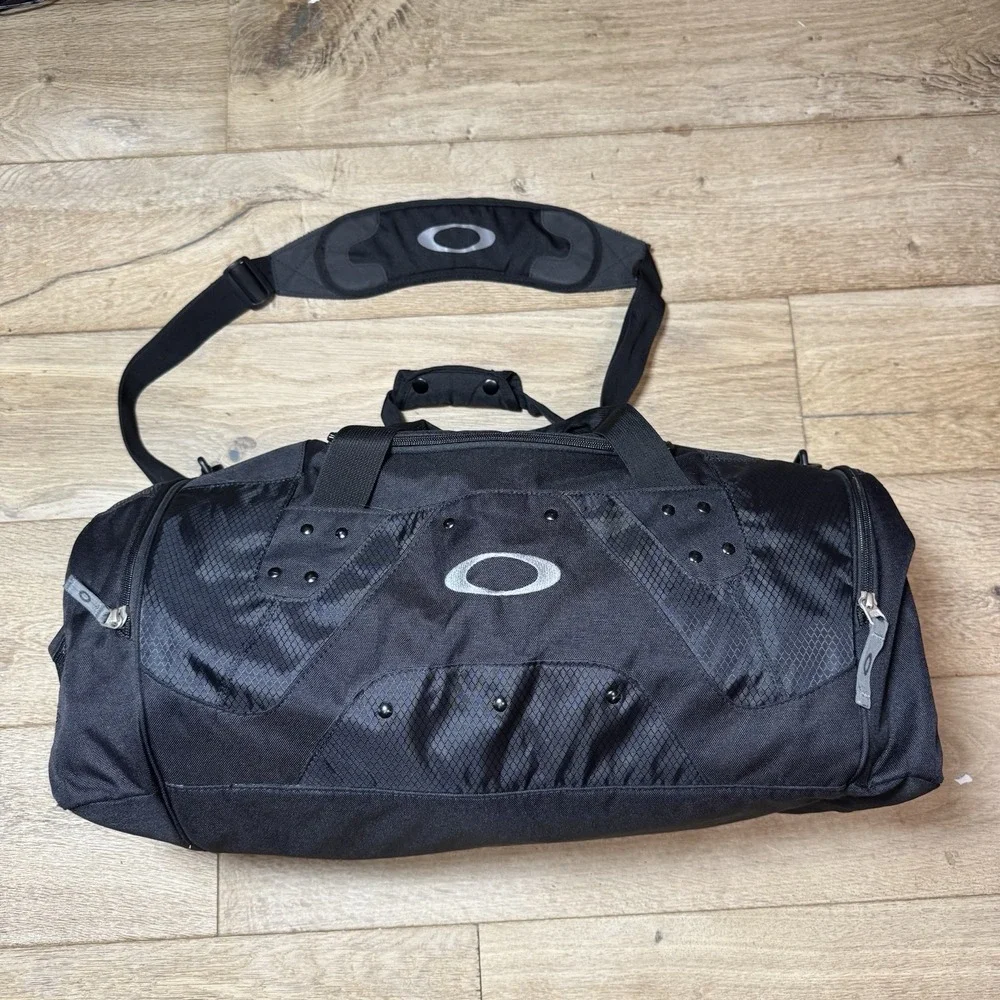 Oakley Black Duffle Bag Vintage Gym Bag in Excellent Condition Model 92345